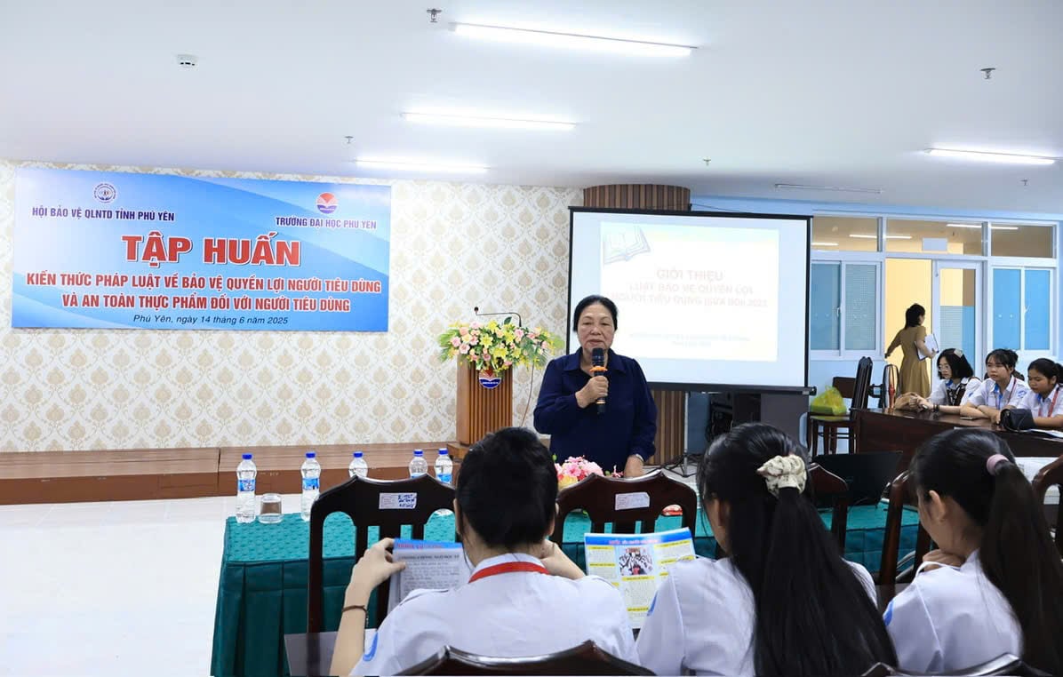 លោកស្រី To Thi Hoa ប្រធាន​សមាគម​ការពារ​សិទ្ធិ​អ្នក​ប្រើ​ប្រាស់​ខេត្ត​ក្នុង​សម័យ​ឃោសនា​សម្រាប់​និស្សិត​នៃ​សាកលវិទ្យាល័យ Phu Yen។ រូបថត៖ VO PHE