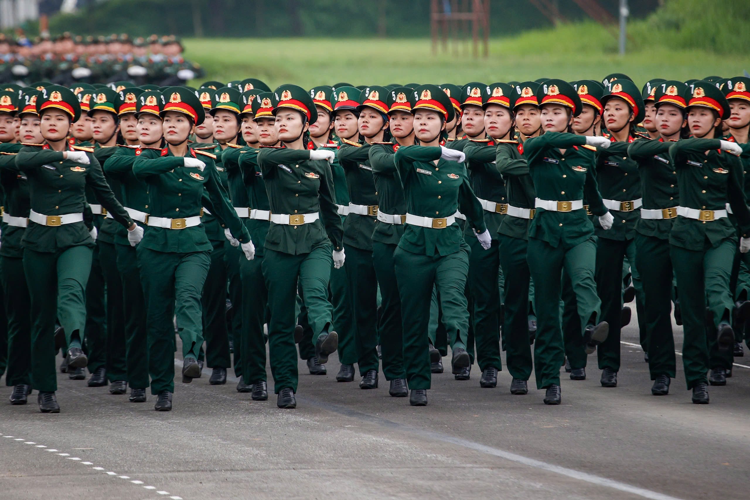 Hàng nghìn nữ chiến sĩ đổ mồ hôi trong buổi hợp luyện nhiệm vụ A80- Ảnh 4.