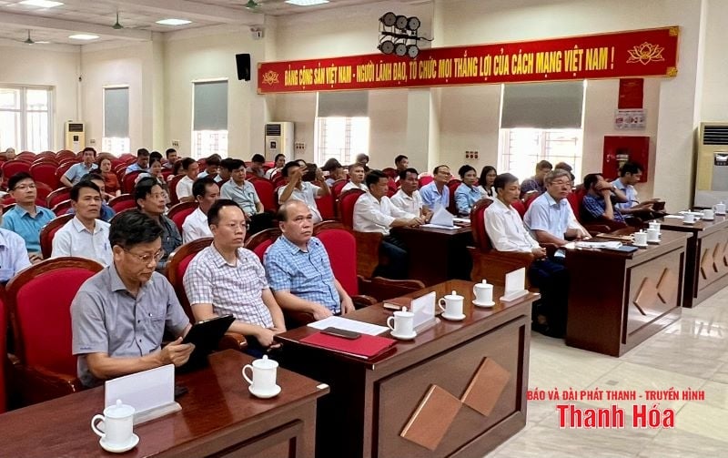 ប្រគល់សាលាមធ្យមសិក្សាវិជ្ជាជីវៈ ការអប់រំវិជ្ជាជីវៈថ្នាក់ស្រុក និងមណ្ឌលអប់រំបន្ត ដល់មន្ទីរអប់រំ និងបណ្តុះបណ្តាល