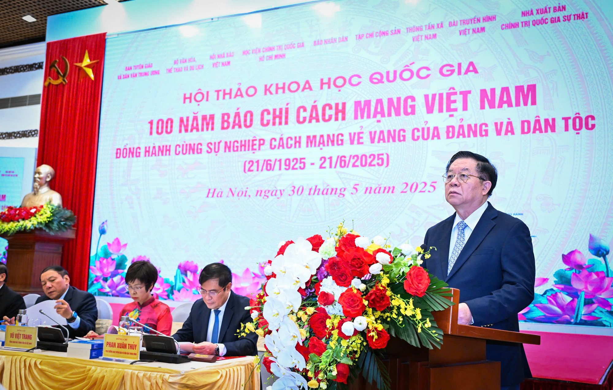 Đồng chí Nguyễn Trọng Nghĩa phát biểu kết luận Hội thảo.