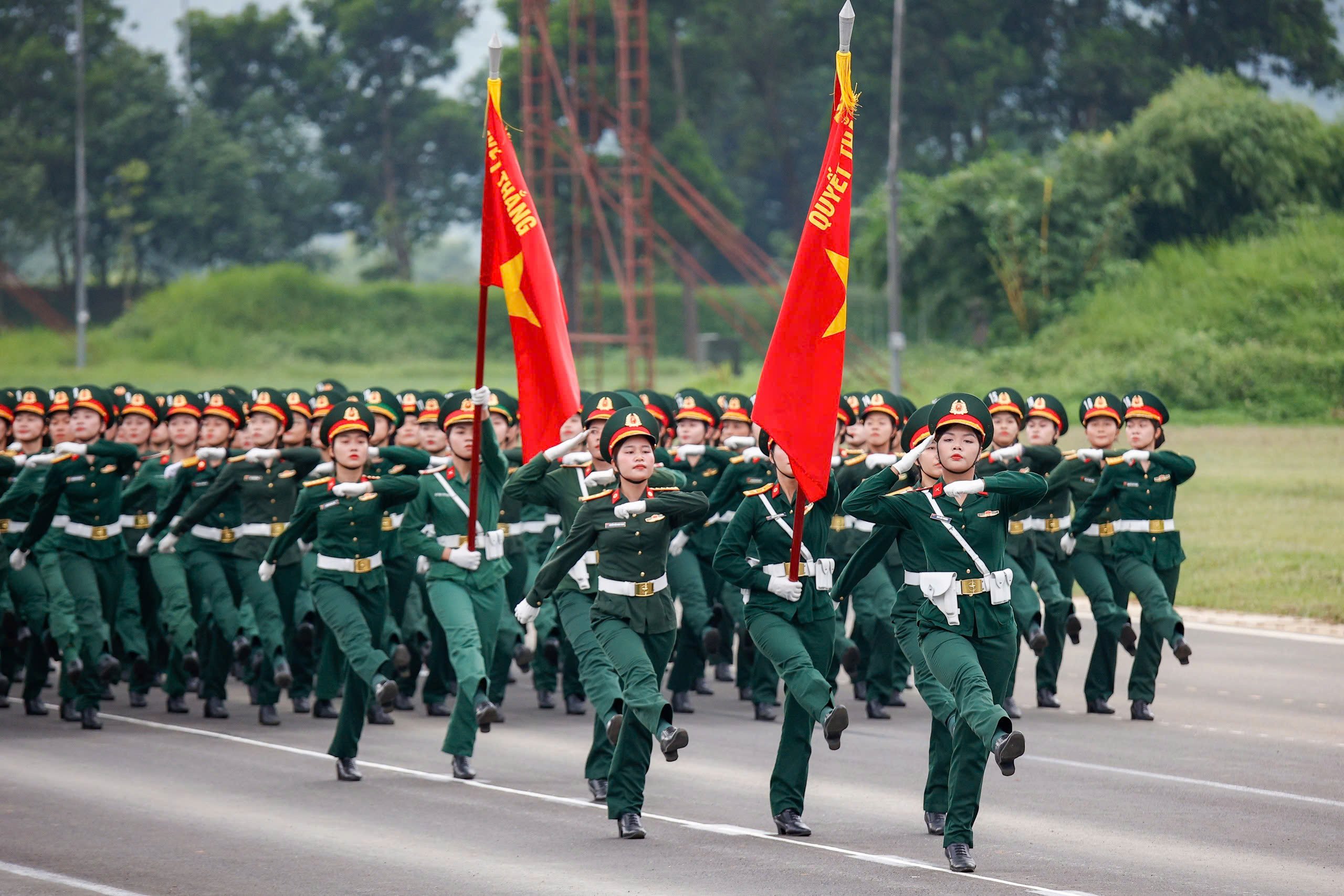 Hàng nghìn nữ chiến sĩ đổ mồ hôi trong buổi hợp luyện nhiệm vụ A80- Ảnh 3.