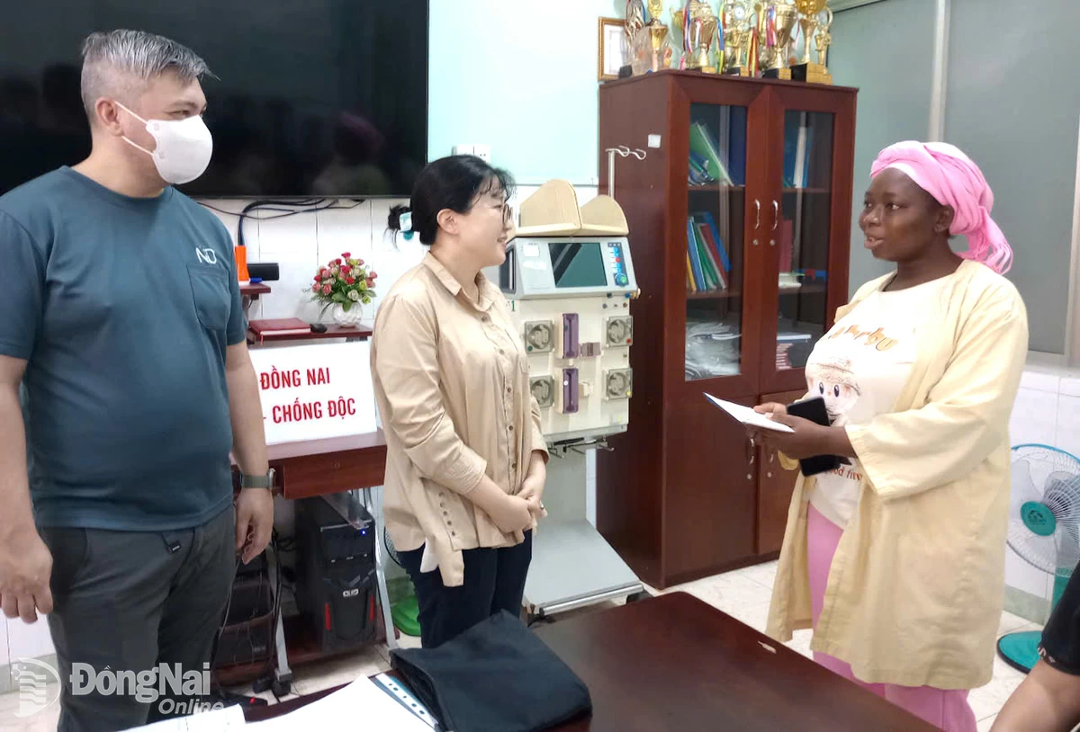 Tổng giám đốc Công ty TNHH Điện tử ND Lim Soo Kyung (giữa) thăm hỏi, tặng quà cho người thân bệnh nhi bị bệnh nặng đang điều trị tại Khoa Hồi sức tích cực chống độc. Ảnh: Cương Quyết


