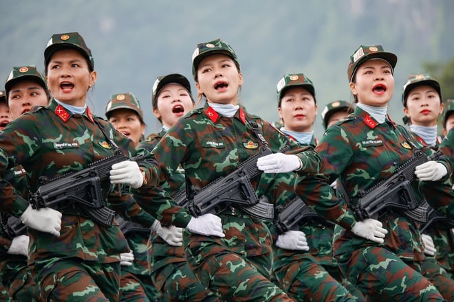 Hàng nghìn nữ chiến sĩ đổ mồ hôi trong buổi hợp luyện nhiệm vụ A80- Ảnh 6.