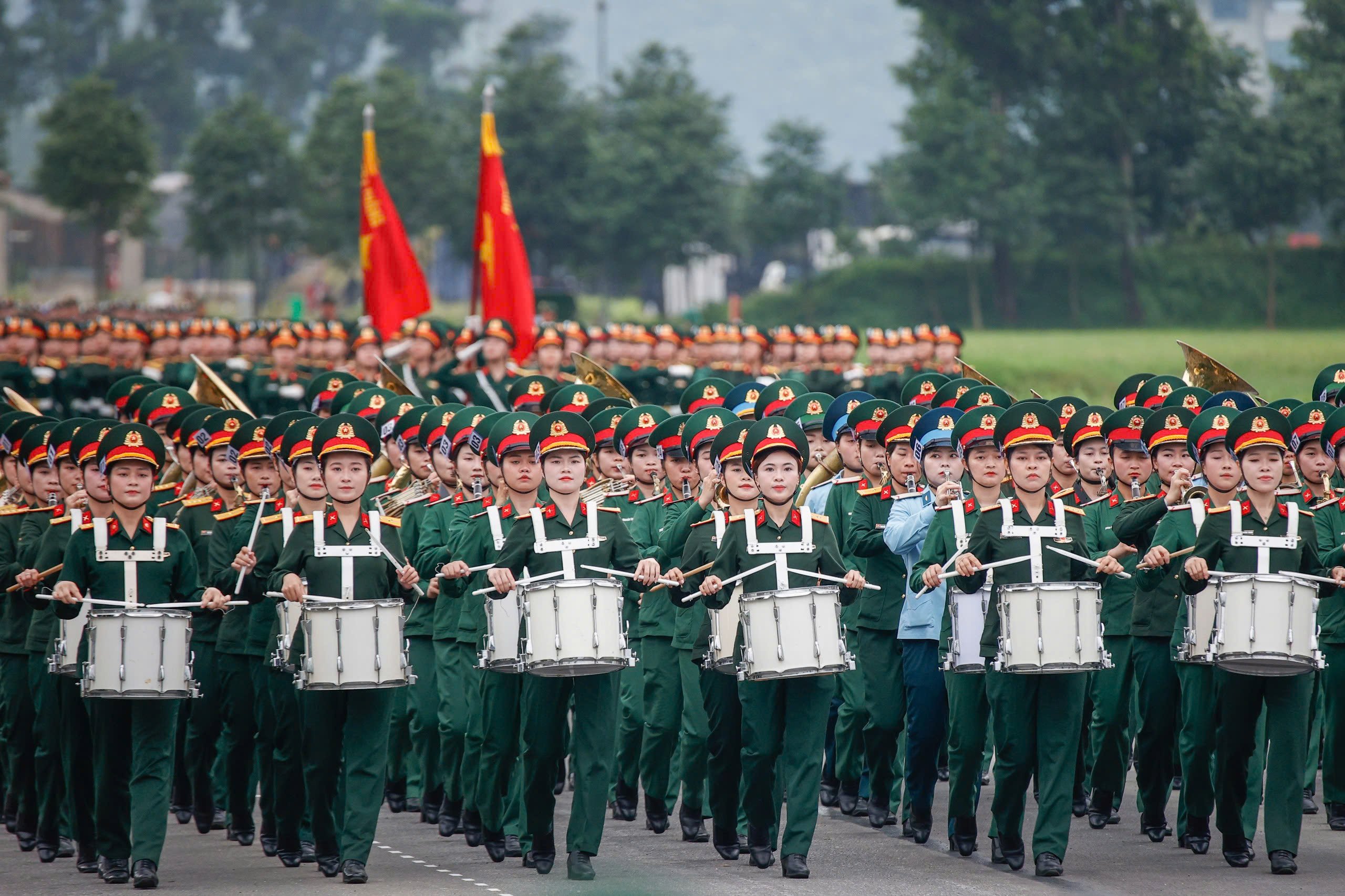 Hàng nghìn nữ chiến sĩ đổ mồ hôi trong buổi hợp luyện nhiệm vụ A80- Ảnh 2.