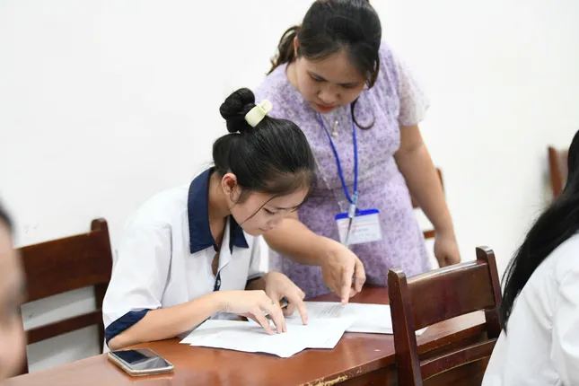 [Live]: Candidates in wheelchairs come to complete graduation exam procedures photo 7