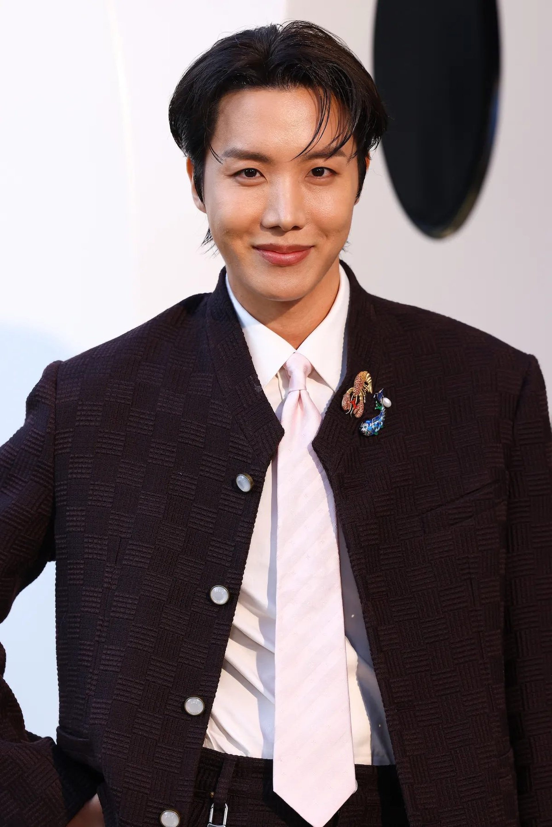 HIEUTHUHAI diện đồ hơn 330 triệu đồng, gây sốt khi đọ dáng bên J-Hope (BTS) - 3