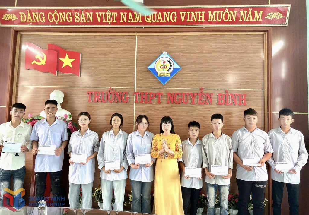  trường THPT NGUYỄN BÌNH có 285 thí sinh dự thi. Trong đó có 10 học sinh hoàn cảnh gia đình đặc biệt khó khăn và 4 học sinh cư trú trên địa bàn xã Tràng Lương, cách xa trường trên 25 km. 