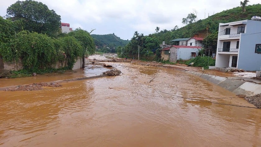 Mưa lớn khiến nước lũ lên nhanh trên Suối Dài đoạn qua cầu Phó Hoan, thành phố Yên Bái. Ảnh: Đức Tuyển.
