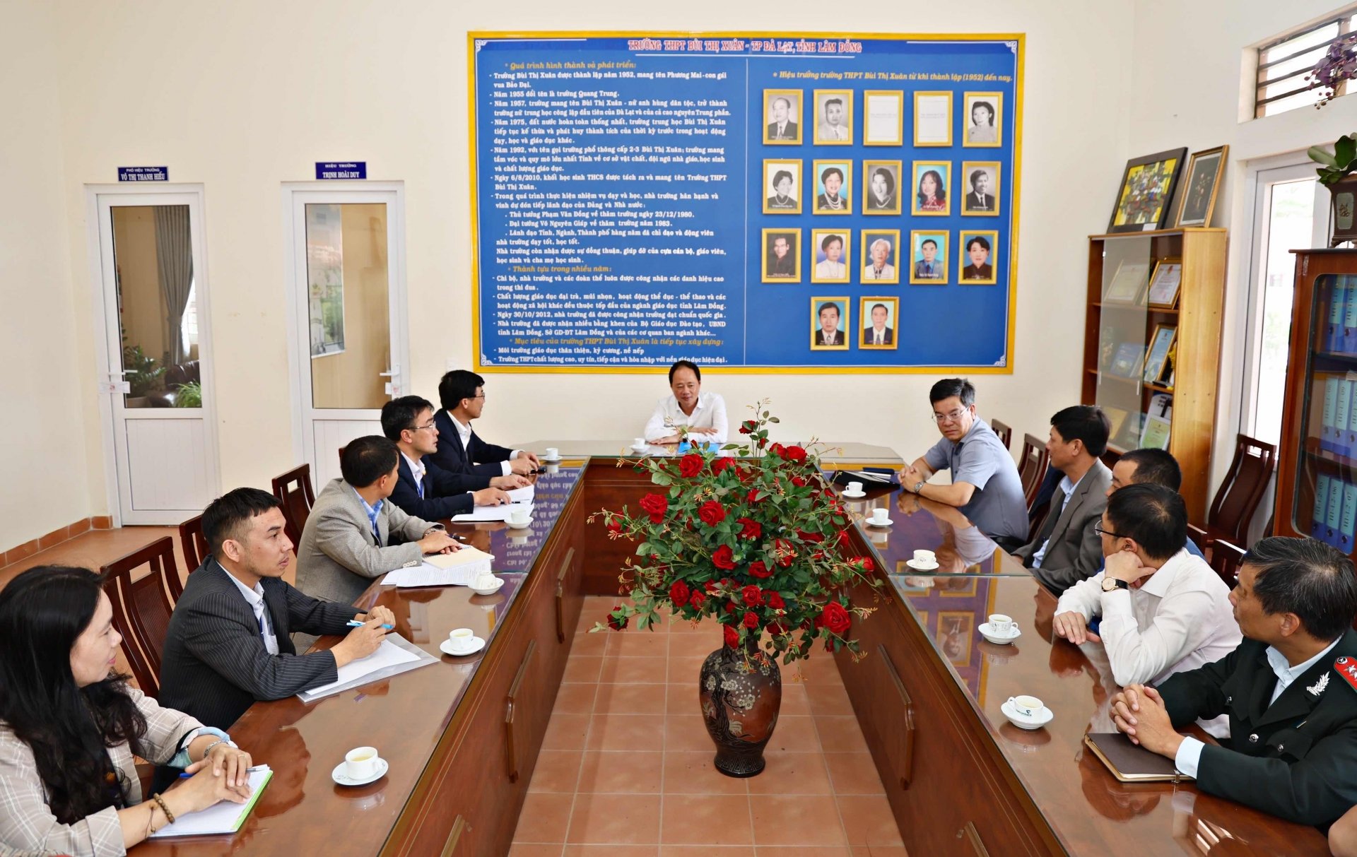 Đồng chí Trần Hồng Thái, Chủ tịch UBND tỉnh Lâm Đồng trao đổi với cán bộ làm công tác thi tại điểm thi Trường THPT Bùi Thị Xuân