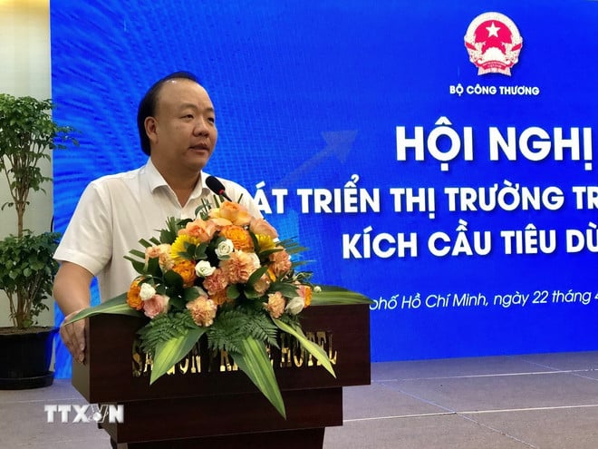 นายทราน ฮู ลินห์ ผู้อำนวยการฝ่ายบริหารและพัฒนาตลาดในประเทศ กระทรวงอุตสาหกรรมและการค้า กล่าวสุนทรพจน์ในการประชุมที่นครโฮจิมินห์ เมื่อวันที่ 22 เมษายน 2568 (ภาพ: My Phuong/VNA)