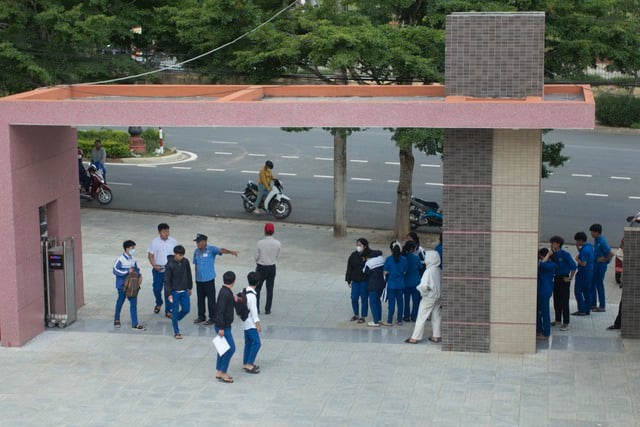 Thí sinh miền núi Quảng Trị háo hức đến làm thủ tục dự thi- Ảnh 1.