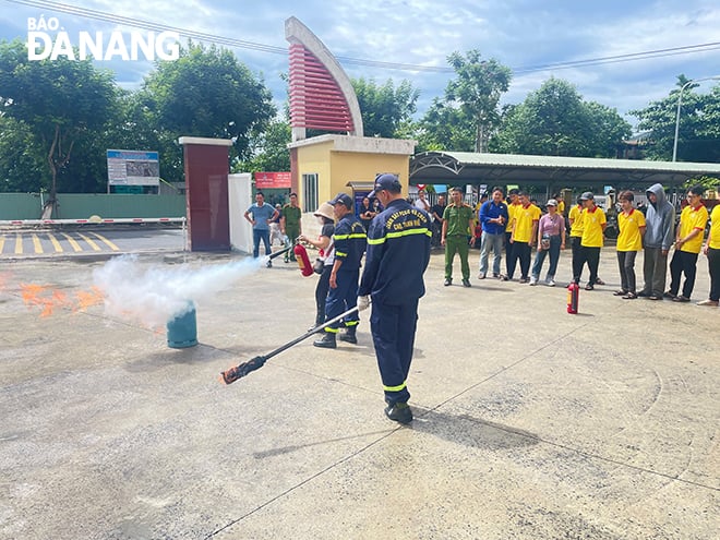 Tổ Cảnh sát PCCC & CNCH khu vực Thanh Khê tuyên truyền, trải nghiệm thực hành chữa cháy, cứu nạn cho các em sinh viên. Ảnh: Khánh HUyền