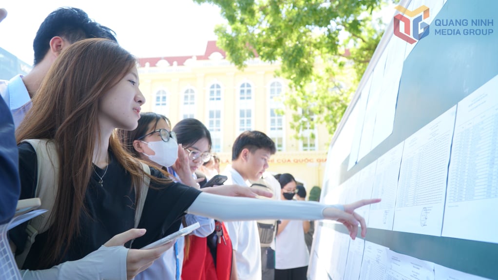Les candidats passant l'examen sur le site d'examen du lycée Hon Gai (ville d'Ha Long) peuvent consulter la liste et la disposition des salles d'examen.