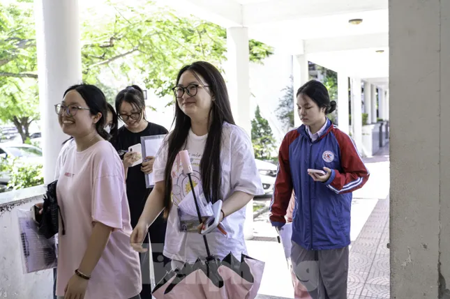 Candidates in wheelchairs come to complete graduation exam procedures photo 3