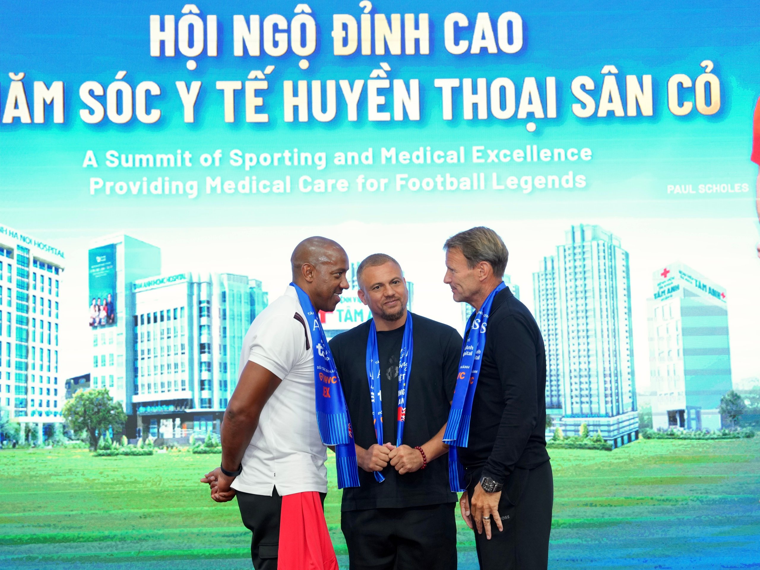 Teddy Sheringham và các huyền thoại ‘Man đỏ’ tạo ấn tượng mạnh tại Bệnh viện đa khoa Tâm Anh - Ảnh 15.