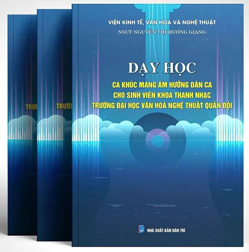 NSƯT Hương Giang ra mắt cuốn sách 'Phương pháp biểu diễn ca khúc mang âm hưởng dân ca'