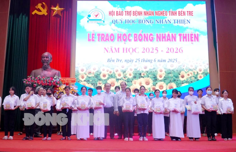 601 lycéens de la province reçoivent des bourses Nhan Thien pour l'année scolaire 2025-2026