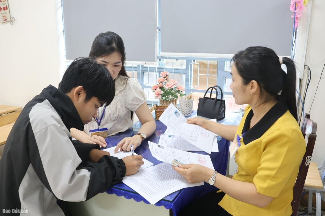 Thí sinh làm thủ tục dự thi tại Điểm thi Trường THPT Hồng Đức.