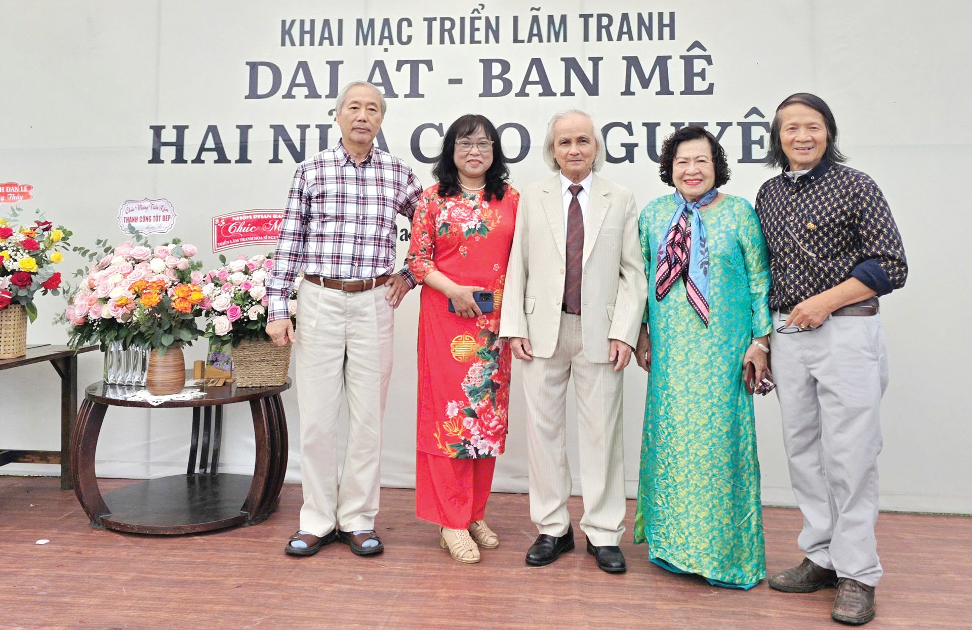 Maler Nguyen Bao Chau (Mitte) mit Künstlern aus Da Lat auf der Ausstellung