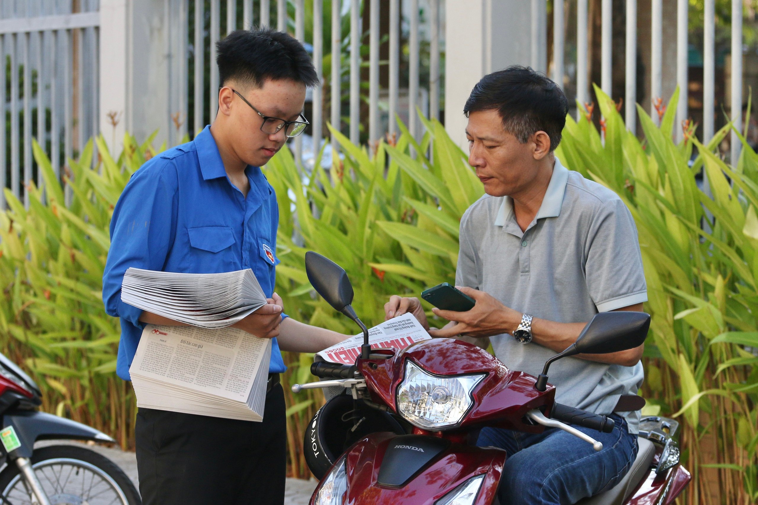 Phụ huynh 'đứng ngồi không yên' ở vỉa hè chờ con thi tốt nghiệp THPT- Ảnh 8.