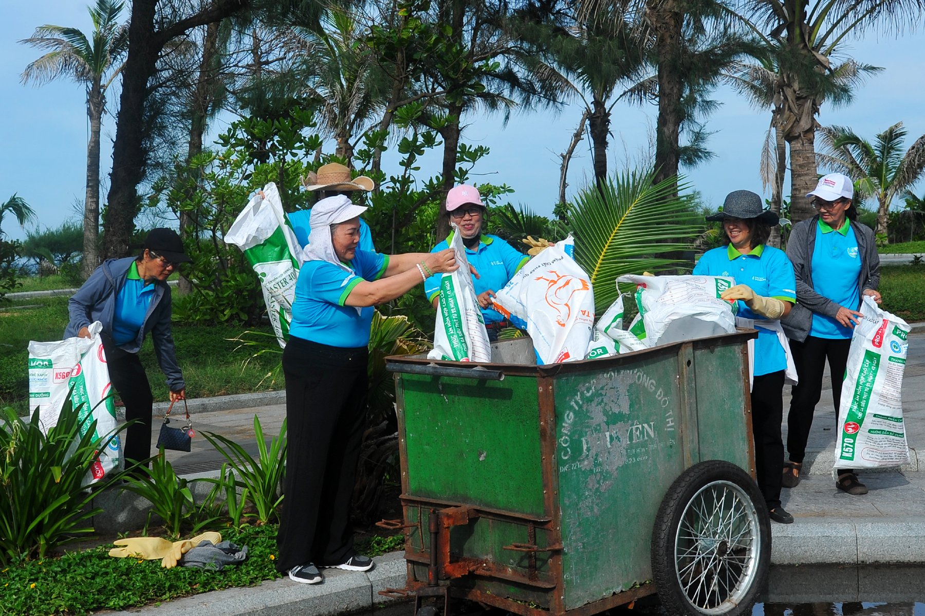 Sau khi thu gom, rác thải được tập kết tại các thùng chứa rác đặt ở khu vực ven biển TP Tuy Hòa. Ảnh: ANH NGỌC