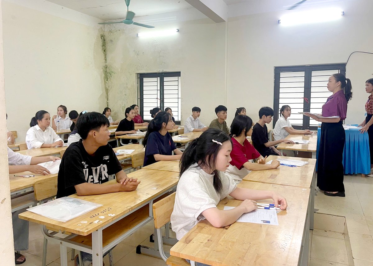 Thí sinh điểm thi Trường THPT Xuân Giang (Quang Bình) sẵn sàng bước vào môn thi đầu tiên. (Ảnh: HỒNG NHUNG)