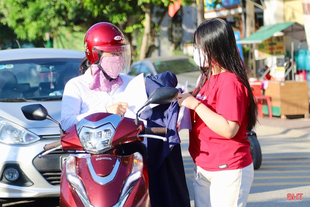 7 giờ 30 phút sáng nay, hơn 17.300 thí sinh ở Hà Tĩnh tự tin bước vào Kỳ thi tốt nghiệp THPT 2025 với bài thi đầu tiên ở môn Ngữ văn.