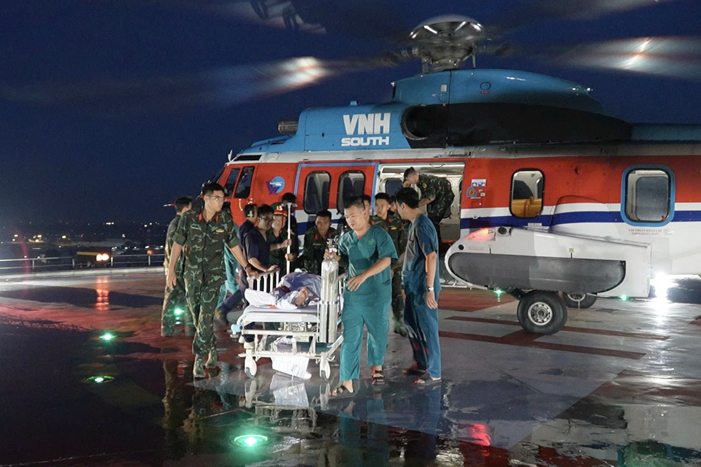 Ngư dân thủng tạng giữa biển khơi, được trực thăng đưa về đất liền cấp cứu - 2