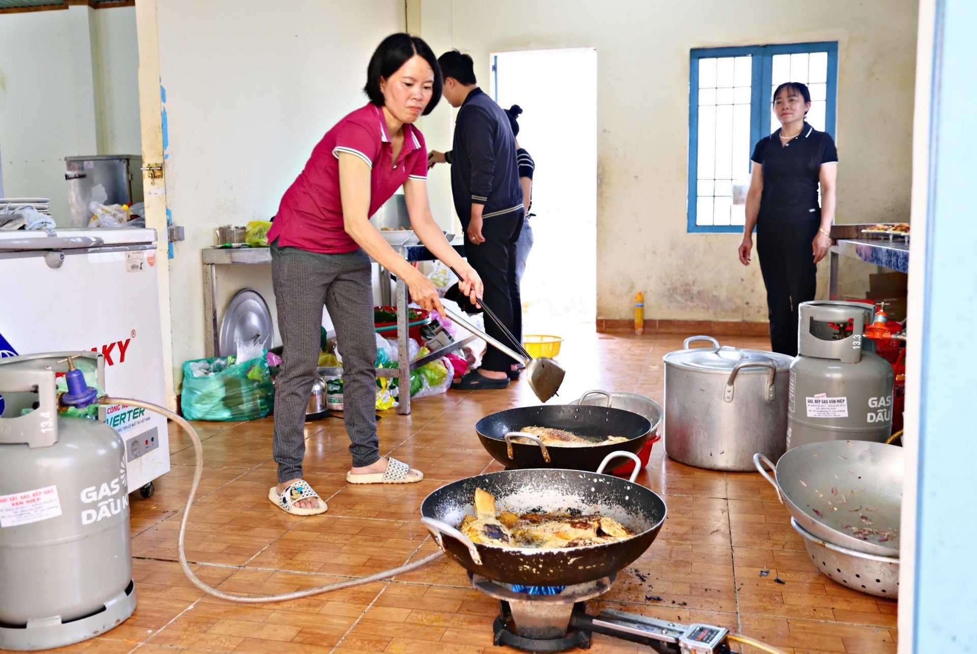 Die Langbiang High School beauftragt einen professionellen Catering-Service mit der Bereitstellung von Mahlzeiten für TS.