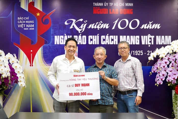 Ca sĩ Duy Mạnh đóng góp cho chương trình 