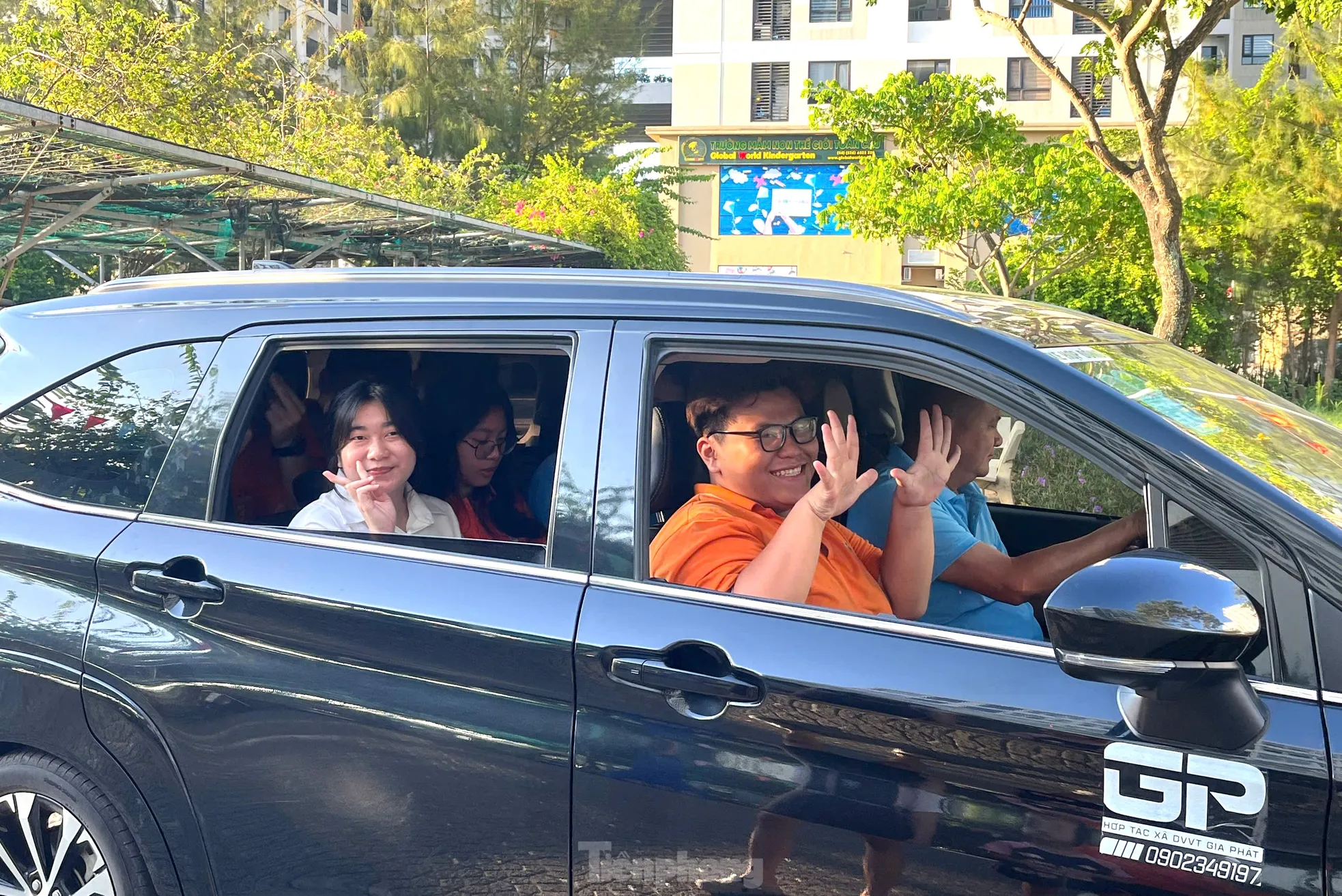 Big family takes 21 special students in Da Nang to photo contest 2