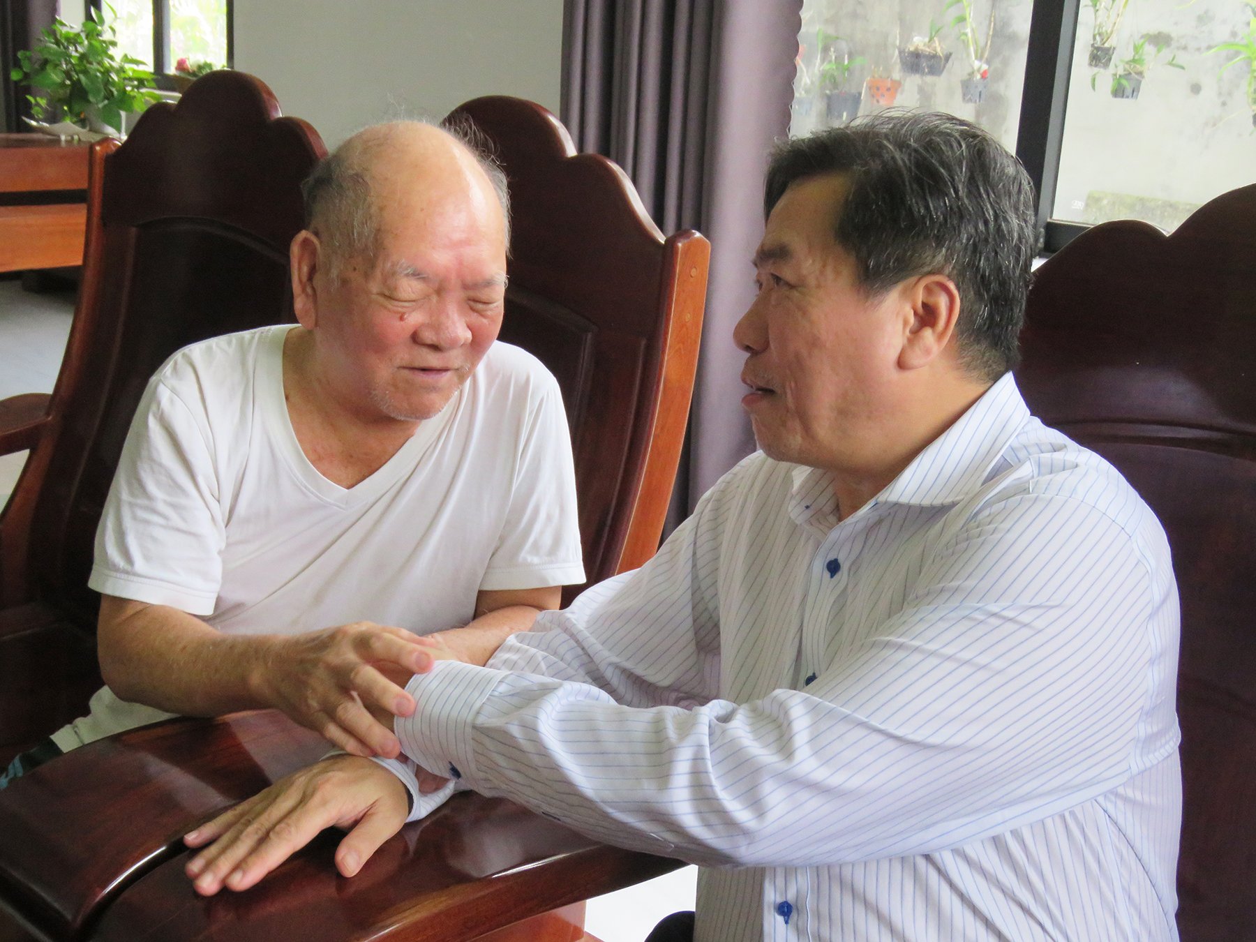 Đồng chí Trần Hữu Thế, Ủy viên Ban Thường vụ Tỉnh ủy, Chủ tịch Ủy ban MTTQ tỉnh thăm hỏi động viên thương bệnh binh Đỗ Tấn Đức ở phường Hòa Vinh (TX Đông Hòa). Ảnh: THÚY HẰNG