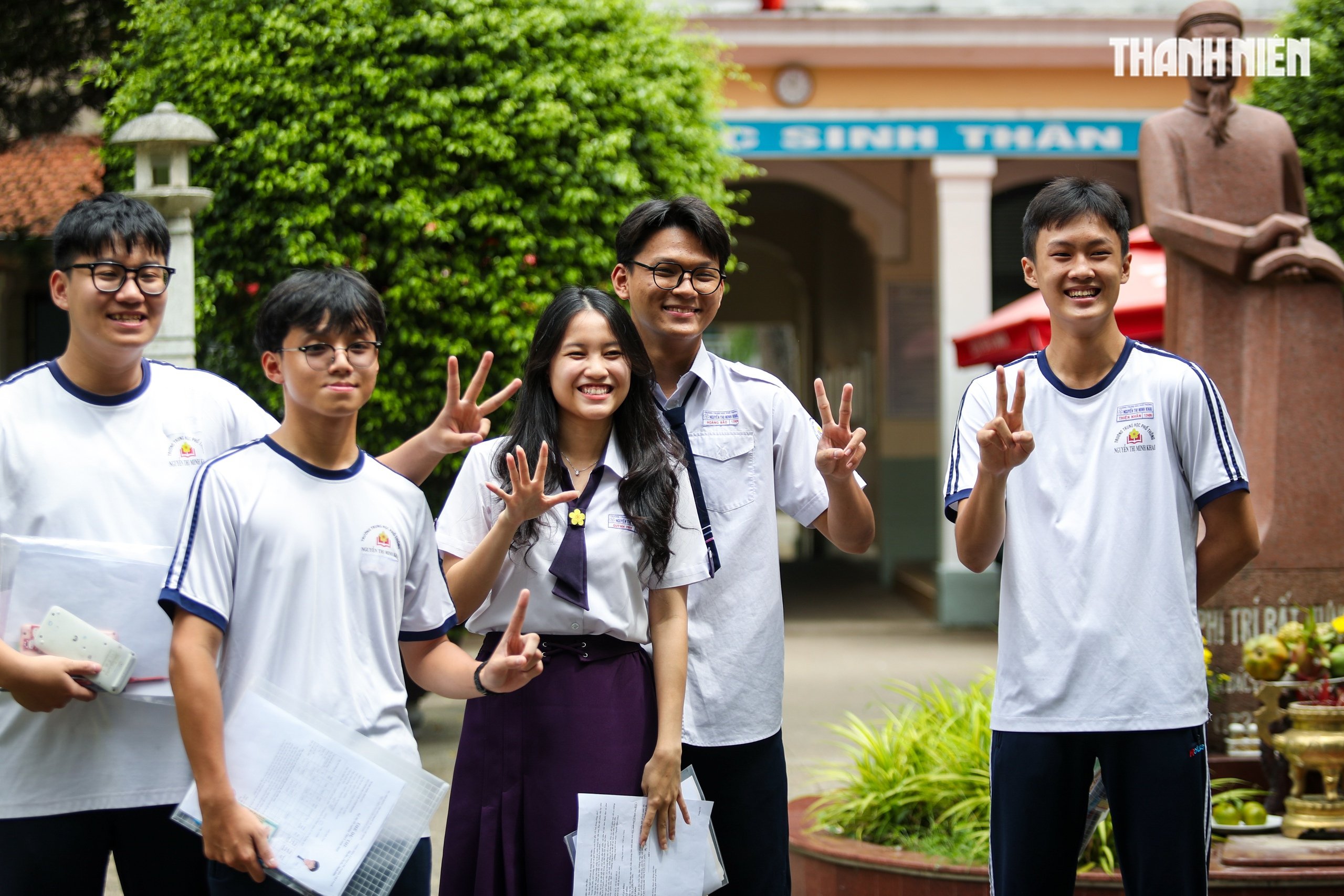 Imágenes emotivas de los candidatos en la ciudad de Ho Chi Minh en el primer día del examen de graduación de secundaria de 2025 - Foto 16.