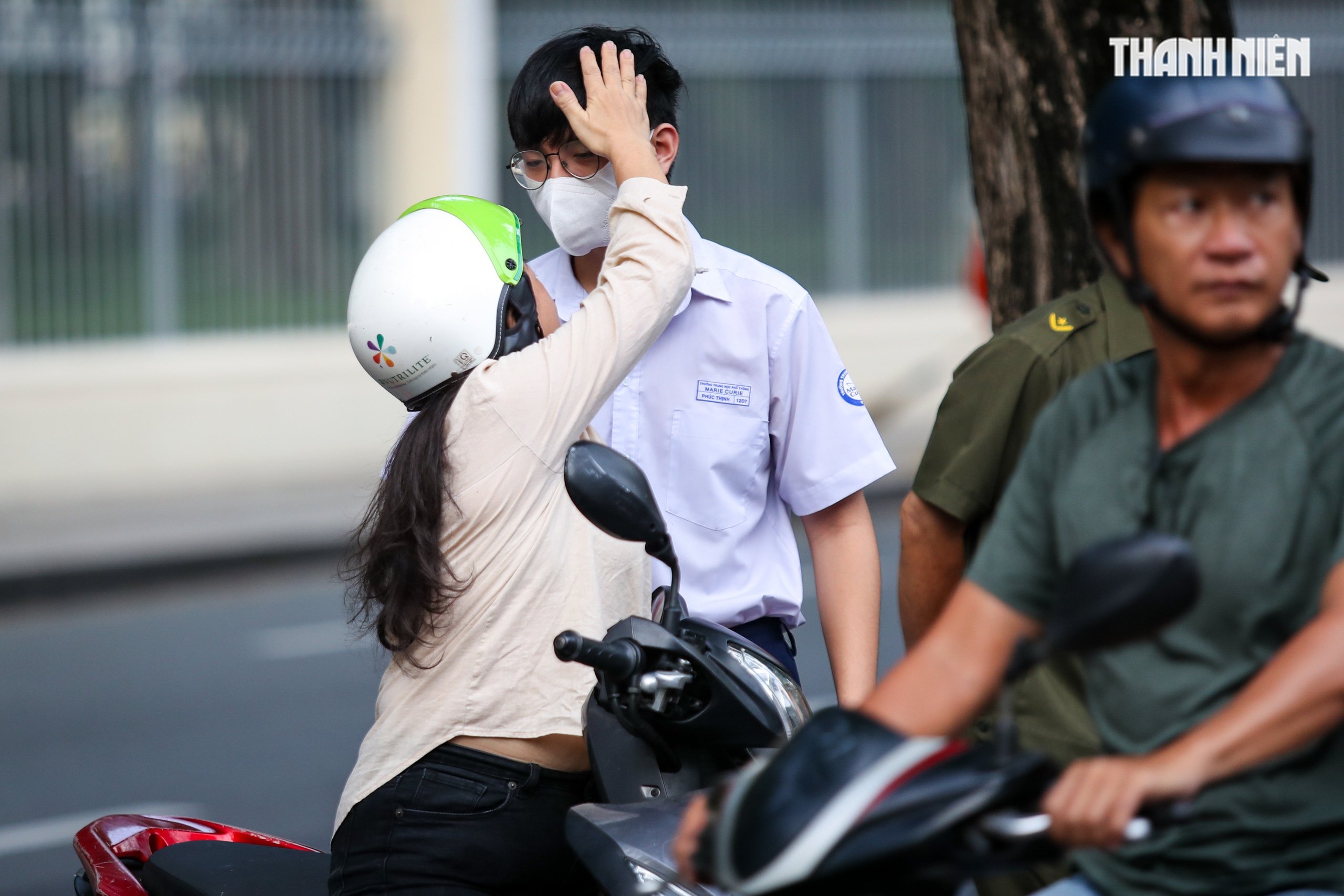 Imágenes emotivas de los candidatos en la ciudad de Ho Chi Minh en el primer día del examen de graduación de secundaria de 2025 - Foto 6.