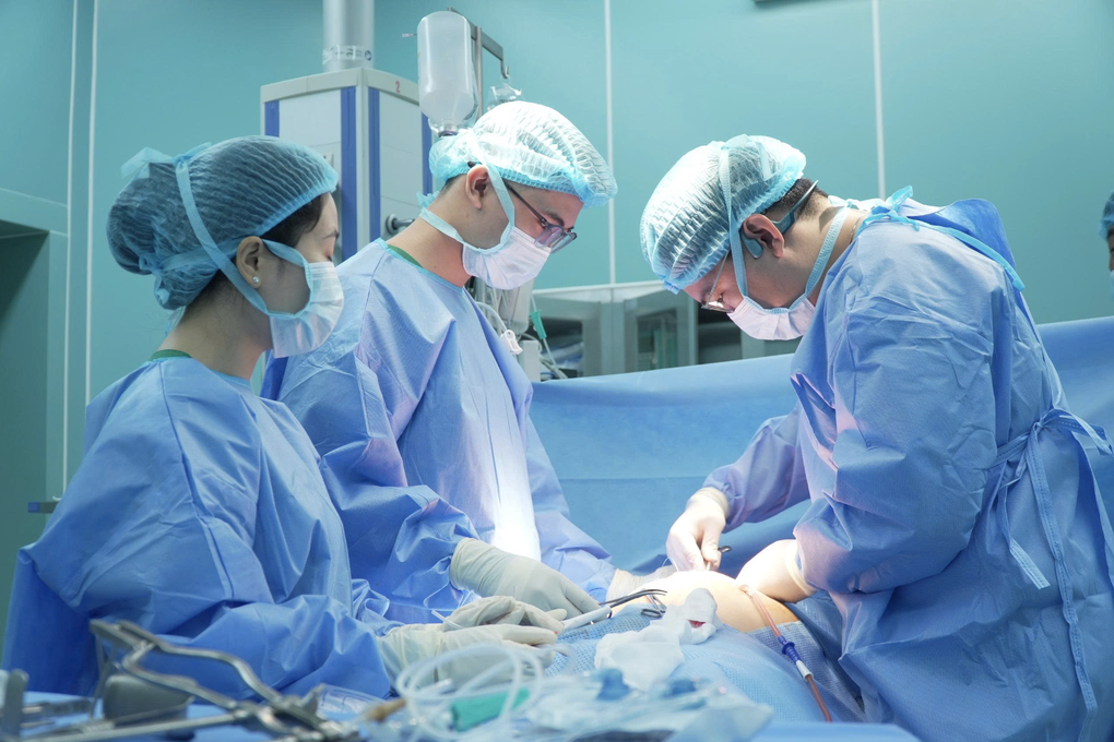 Ngư dân thủng tạng giữa biển khơi, được trực thăng đưa về đất liền cấp cứu - 3