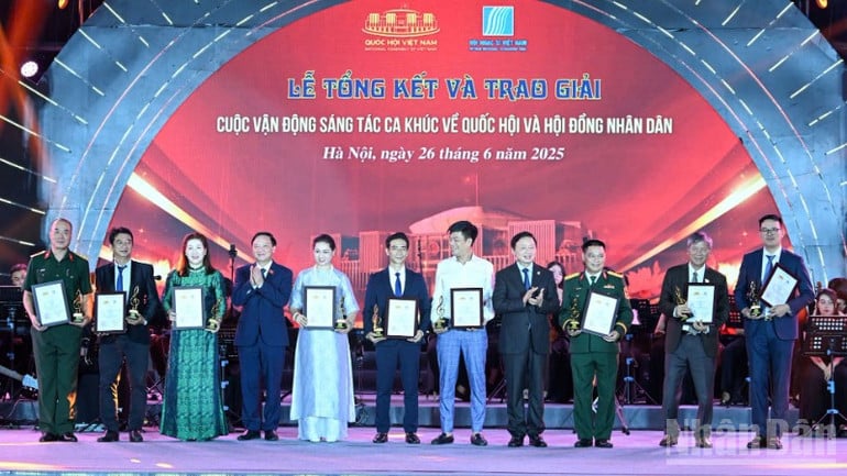 Phó Chủ tịch Quốc hội Nguyễn Khắc Định và Phó Thủ tướng Chính phủ Trần Hồng Hà trao cúp và giấy chứng nhận cho 9 tác giả, nhóm tác giả đạt Giải C.