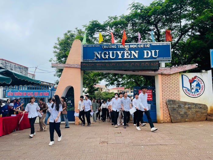 Những nữ thí sinh U50 người Jrai thức trắng đêm ôn thi tốt nghiệp THPT 2025- Ảnh 1.