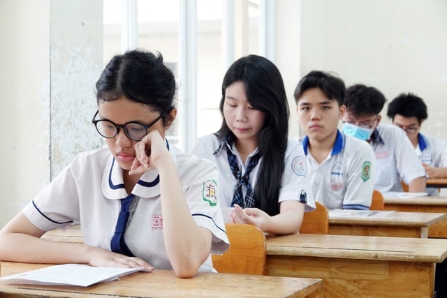 'Hai khuôn mặt' cảm xúc của cha mẹ khi con thi tốt nghiệp - Ảnh 2.