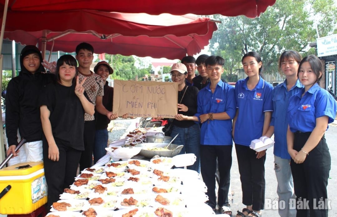 Các suất ăn miễn phí được gia đình chị Nguyễn Thị Ngân (thị trấn Ea Súp) chuẩn bị để hỗ trợ cho thí sinh tại kỳ thi năm nay.