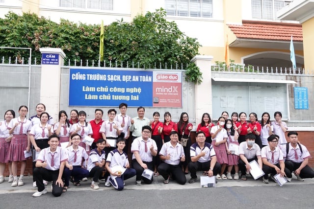 'Độc nhất' miền Tây: Thầy cô bền bỉ tiếp sức mùa thi suốt 30 năm - Ảnh 1.