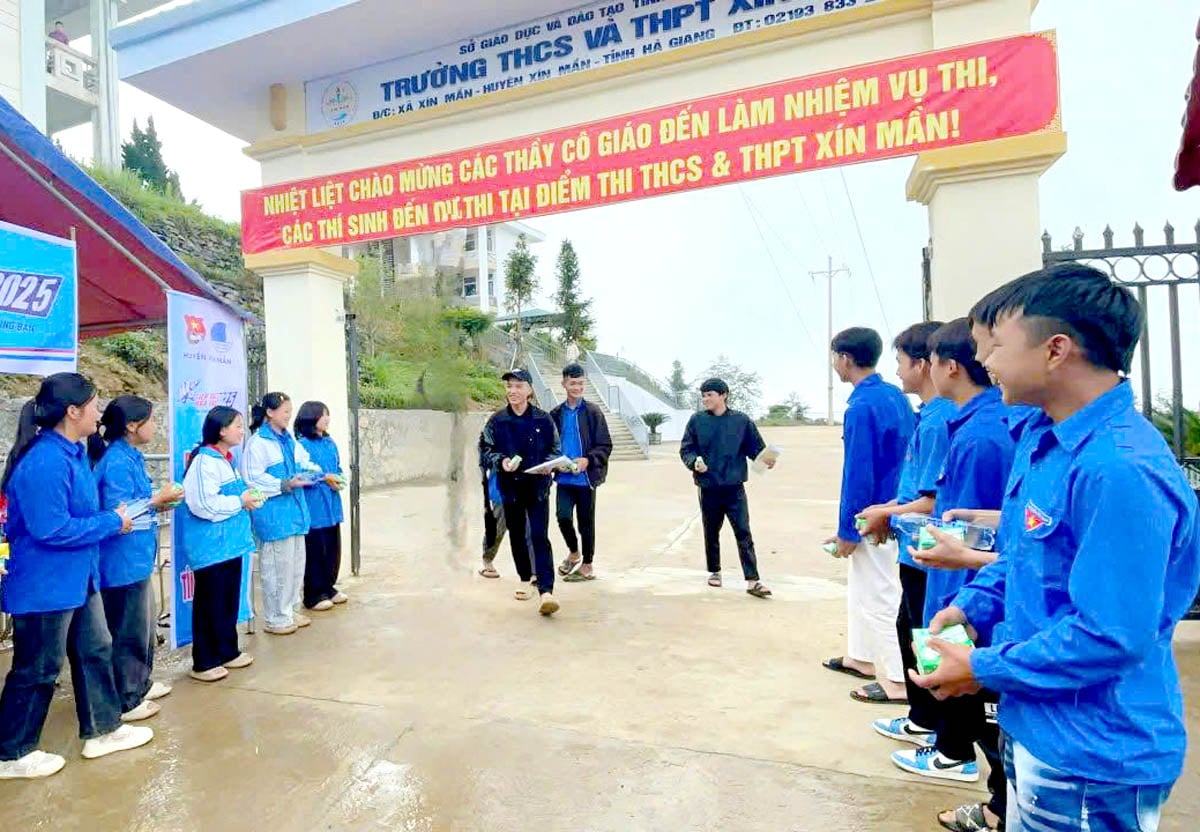 Thí sinh hoàn thành ngày thi đầu tiên tại điểm thi Trường THCS & THPT huyện Xín Mần (Ảnh: Văn Long).