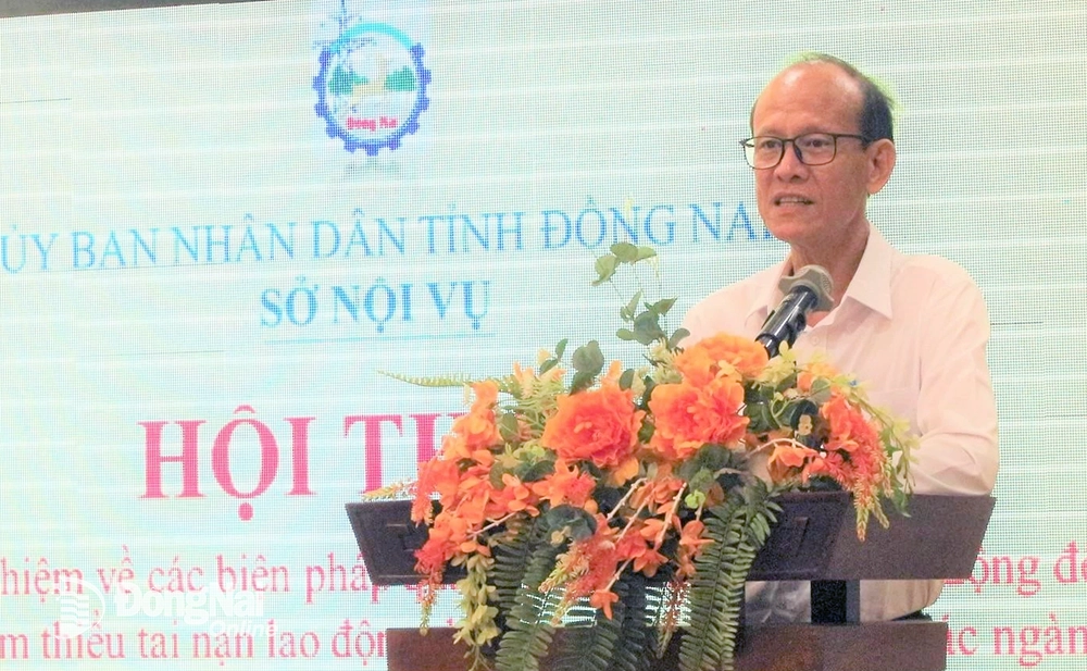 Phó giám đốc Sở Nội vụ Nông Văn Dũng phát biểu tại hội nghị. Ảnh: L.Mai
