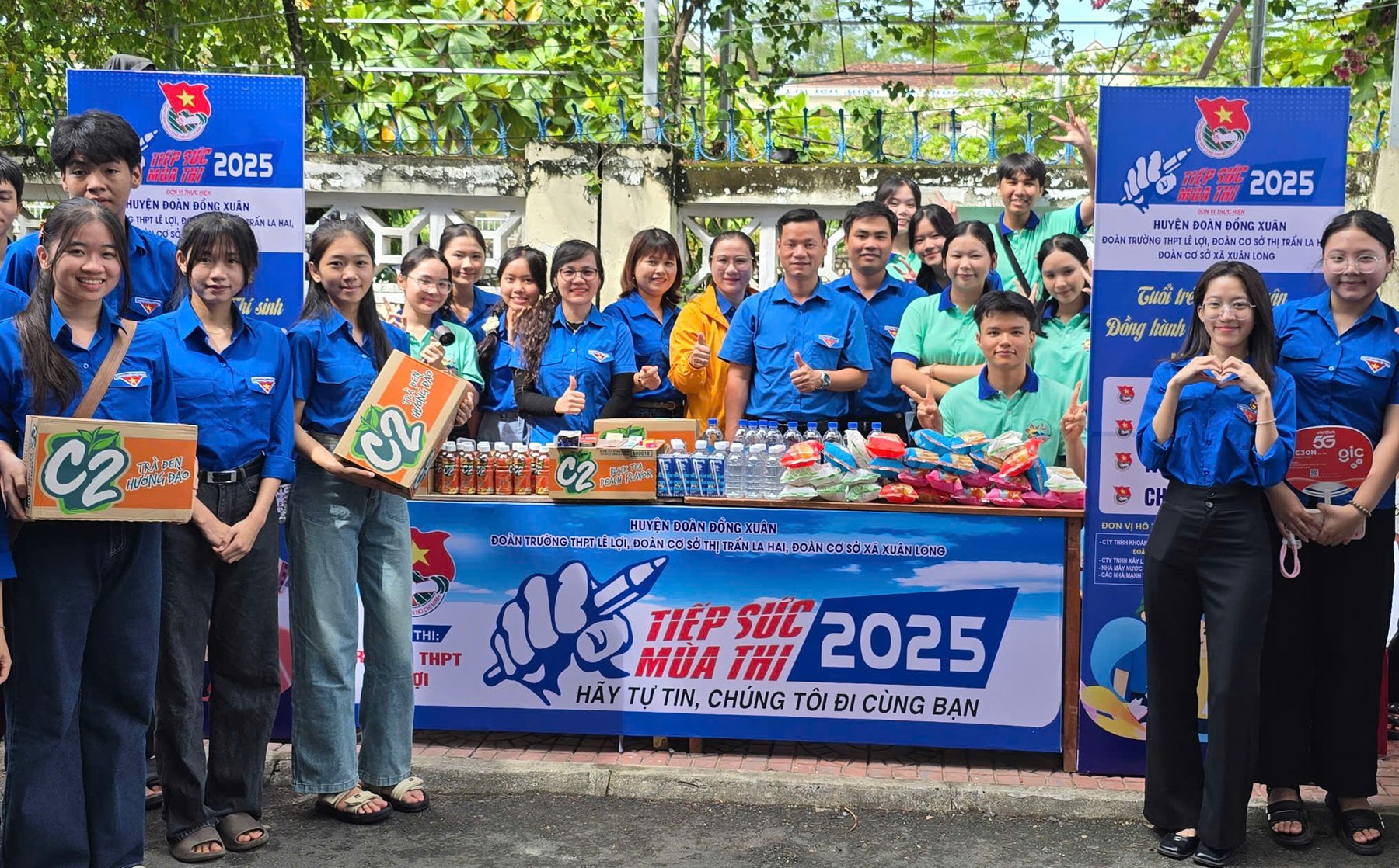 Deputy Secretary of the Provincial Youth Union Vo Duy Kha visited and presented gifts to the Exam Support Team at the exam site of Le Loi High School (Dong Xuan District). Photo: BAO KINH