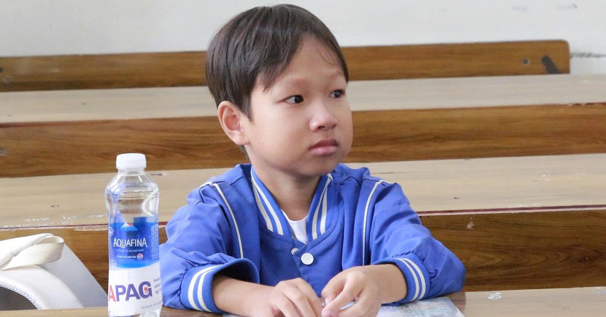 고등학교 졸업 시험을 앞둔 작은 티엔