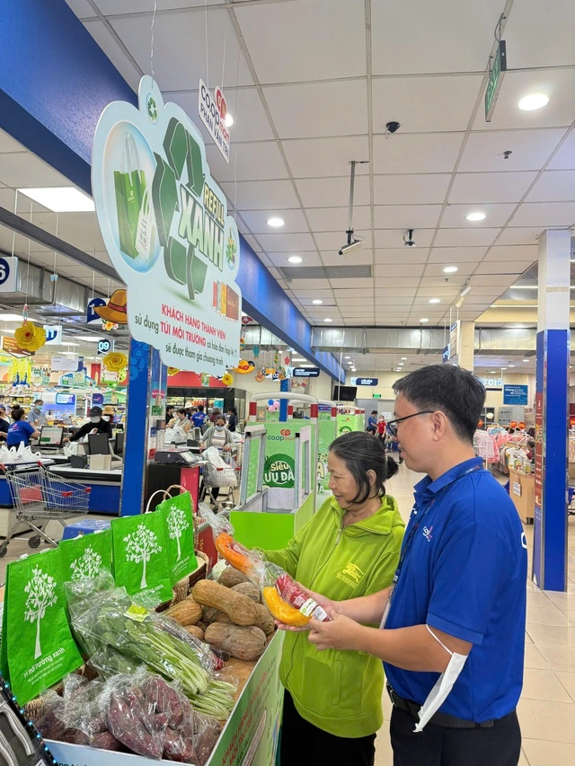 Mua hàng bằng túi môi trường, Co.opmart tặng ngay rau củ xanh