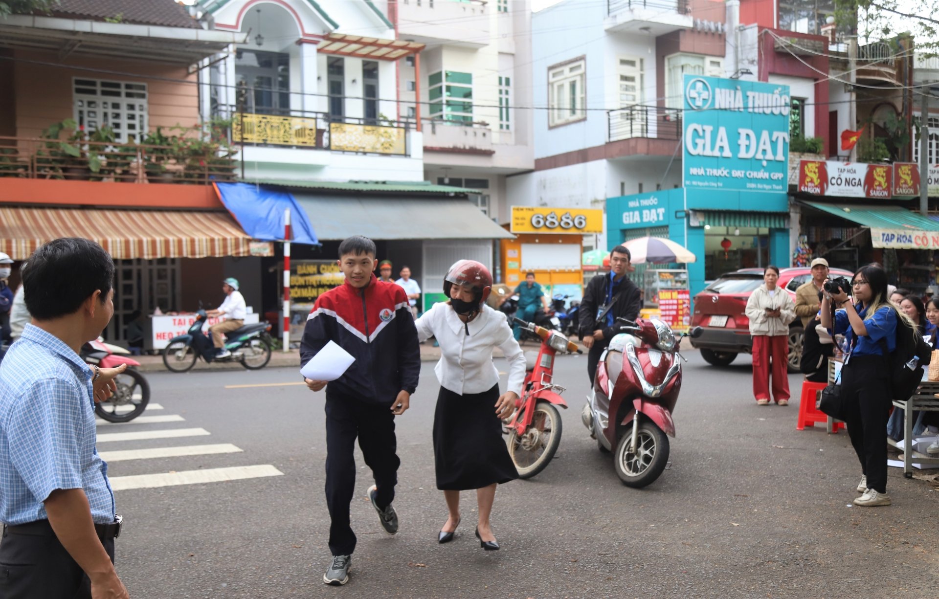 Cô giáo Nguyễn Thị Tuyết Nhung (đội nón bảo hiểm) kịp thời đến nhà hỗ trợ em Tr. đến điểm thi kịp thời, an toàn vào sáng 26/6