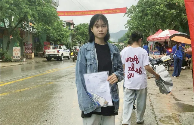 Dien Bien female student puts aside the pain of losing her father to take a photo exam 1
