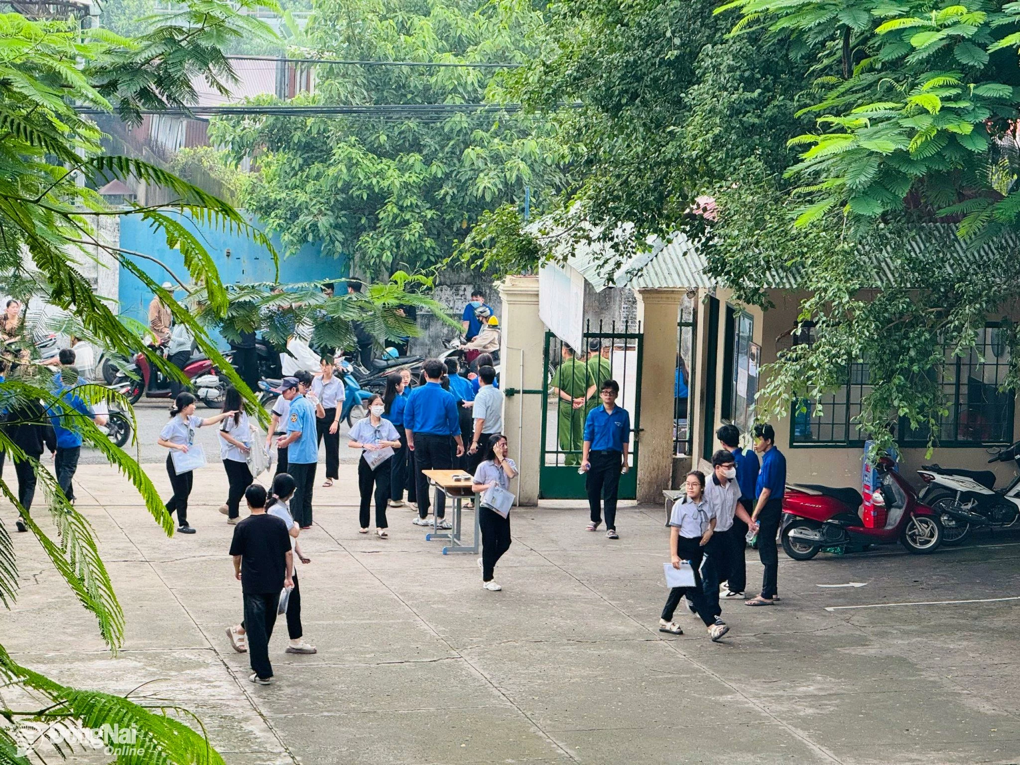 Những thí sinh đầu tiên đến điểm thi Trường THPT Nguyễn Trãi, thành phố Biên Hòa. Ảnh: Hạnh Dung