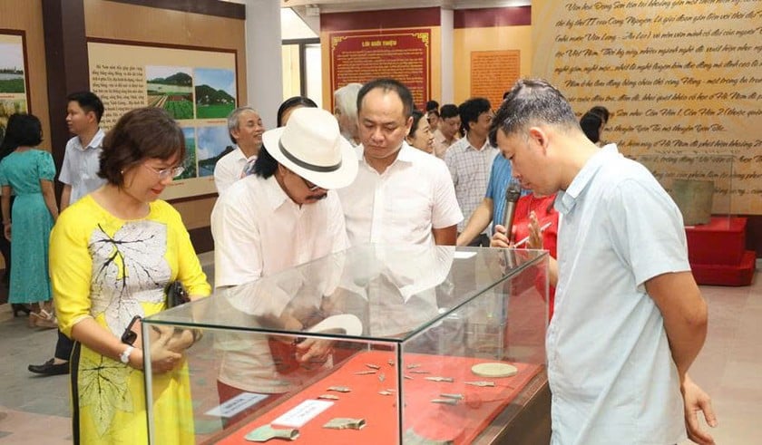 Các đại biểu tham quan gian trưng bày trống đồng tại Bảo tàng tỉnh.