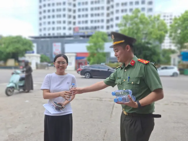 Sỹ tử chuẩn bị thi Toán, Cần Thơ đổ mưa lớn ảnh 9